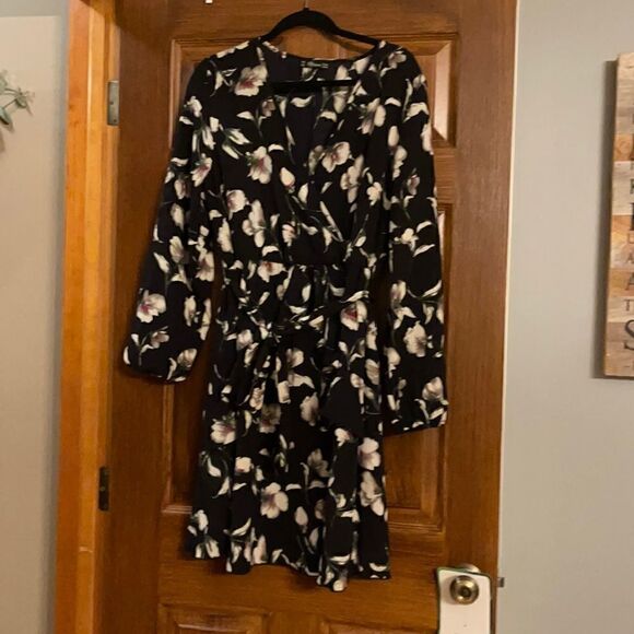 Beautiful Spring Dress with Ruffles and Tied Belt! - Picture 1 of 9